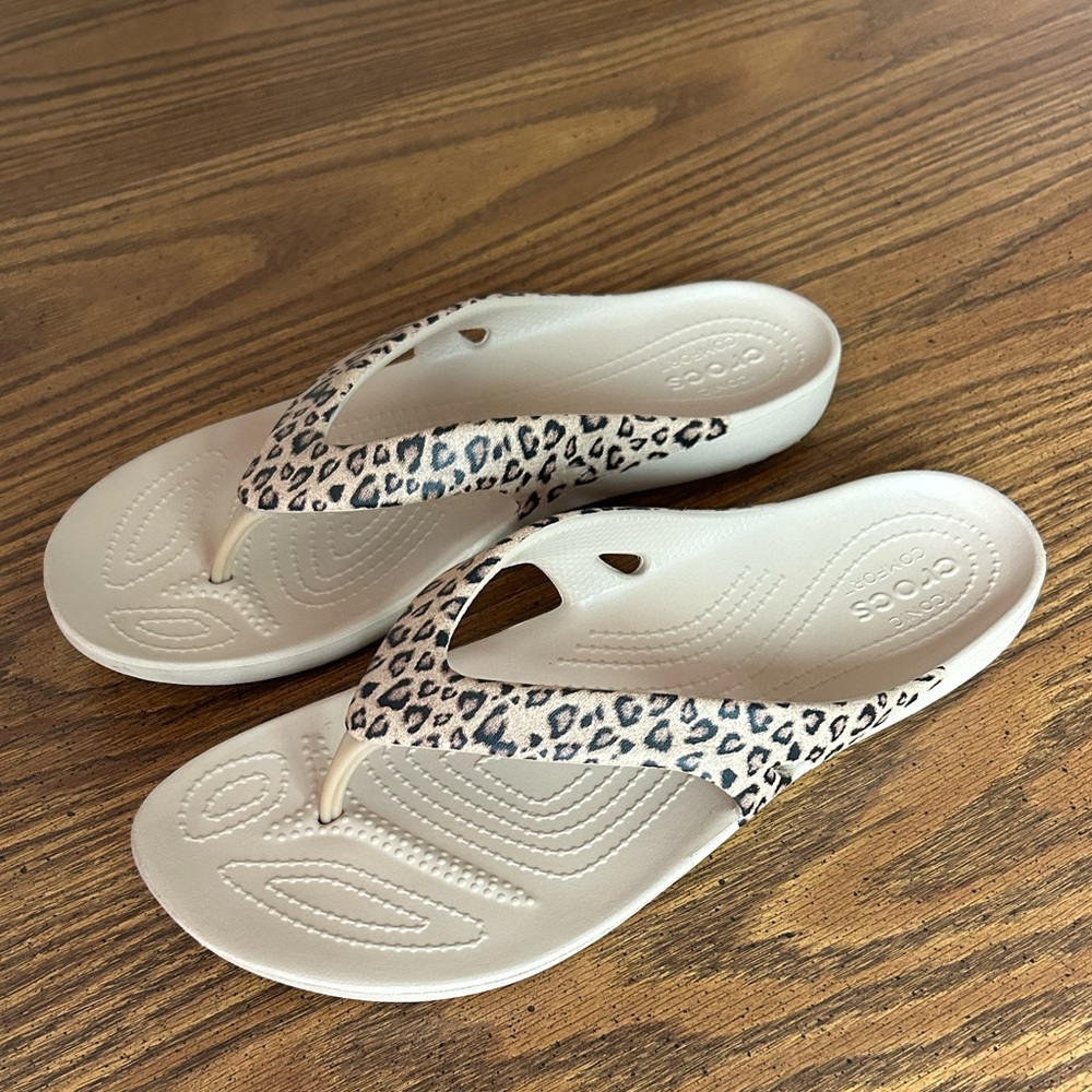 CROCS Women’s Flip Flop Sandals in Cream with Leopard Print Straps